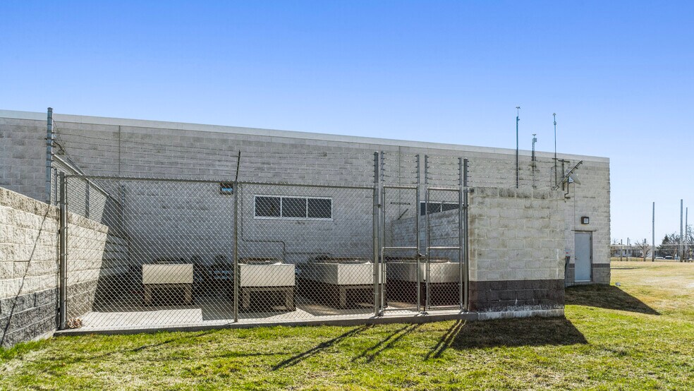 More Photos Of 5825 N 99th St, Milwaukee Office For Lease