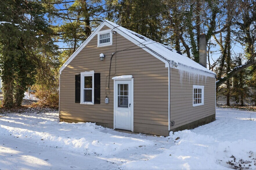More Photos Of 2695 Main St, Lawrence Apartments For Sale