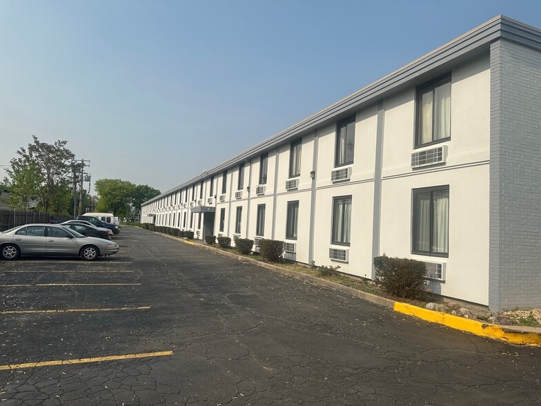More Photos Of 2080 Mannheim Rd, Northlake Hotel For Sale