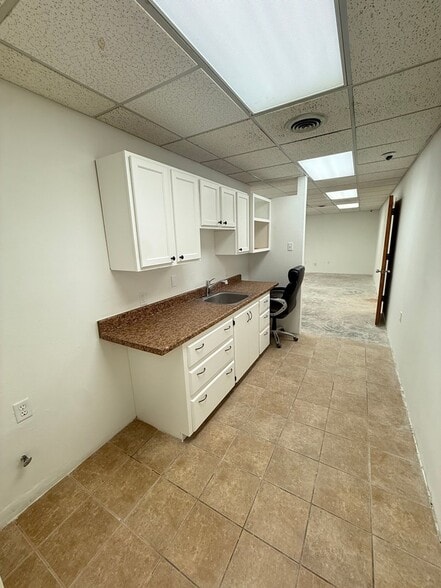 More Photos Of 1011 E 7th St, Odessa Office For Lease