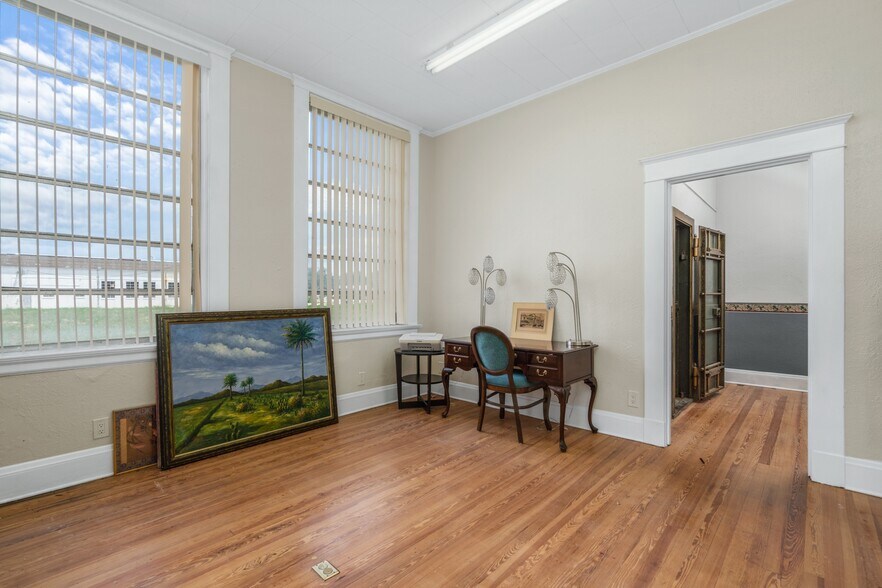 More Photos Of 47 W Wall St, Frostproof Loft Creative Space For Lease