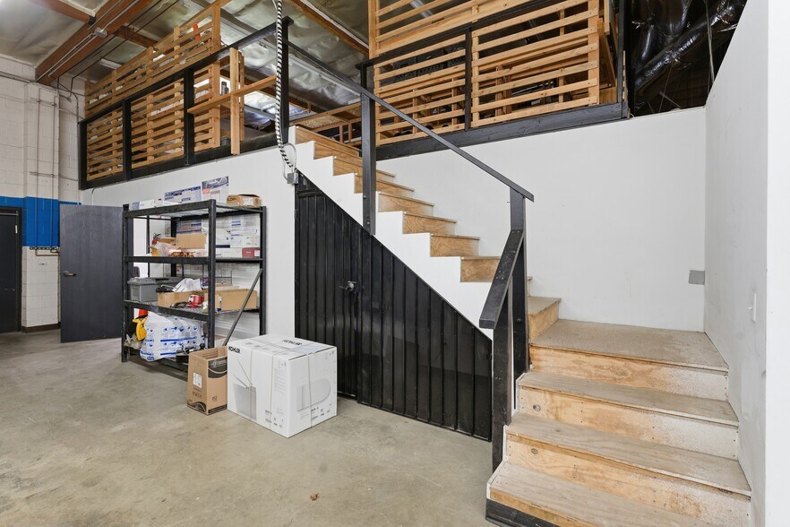 More Photos Of 18522 Gresham St, Northridge Warehouse For Sale