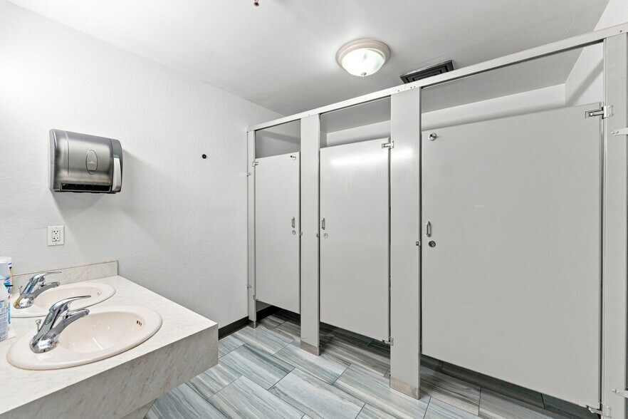 More Photos Of 1365 Hamlet Ave, Clearwater Flex For Lease