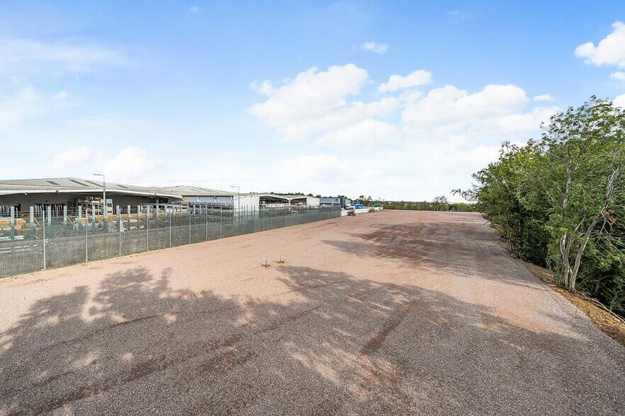 More Photos Of Dallow Rd, Luton Supermarket For Lease