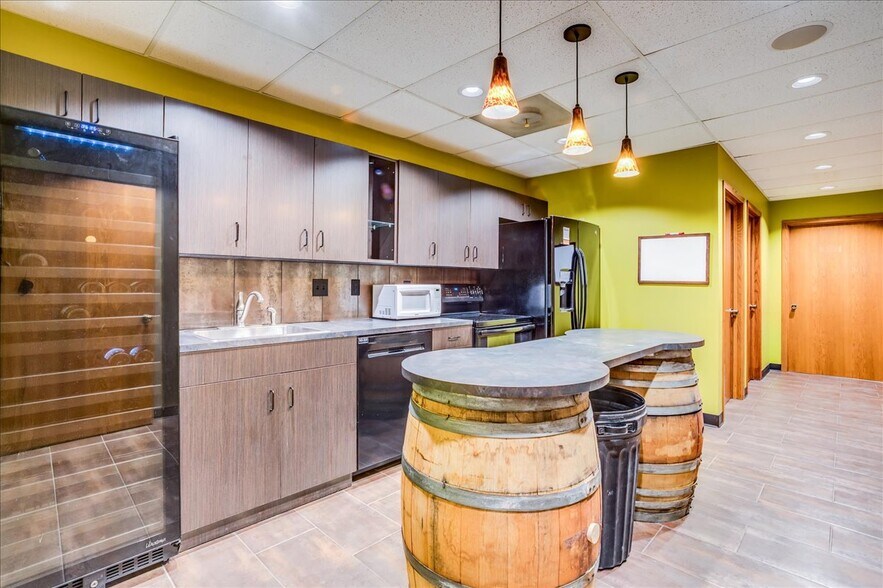 More Photos Of 722 4th ave, Hutchinson Office For Sale