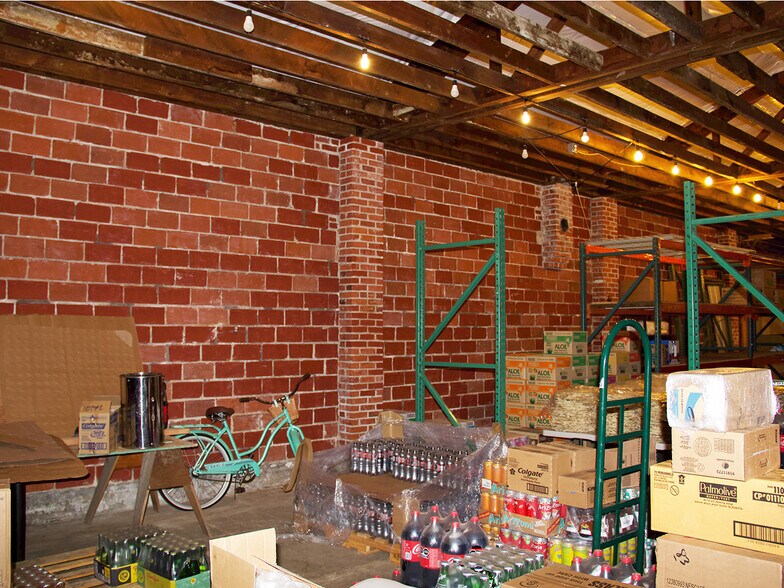 More Photos Of 405 N 1st St, Woodburn Storefront For Lease