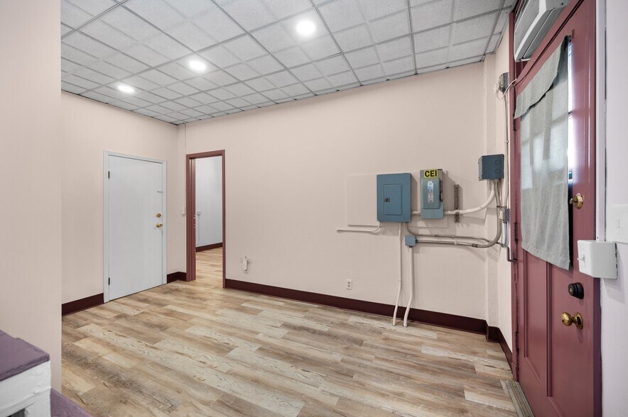 More Photos Of 16903 Fischer Rd, Cleveland Office For Sale