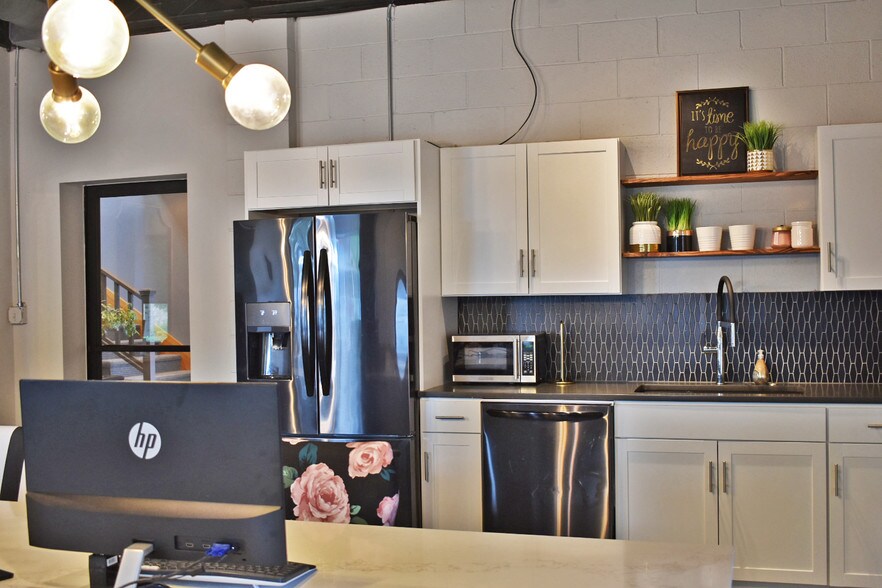 More Photos Of 6605 S Macadam Ave, Portland Loft Creative Space For Lease