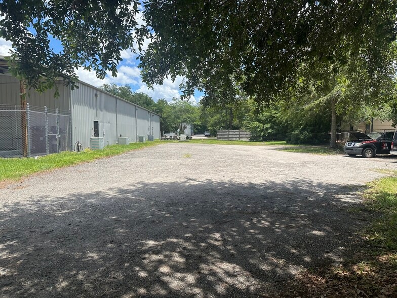 More Photos Of 9624 Sunbeam Center Dr, Jacksonville Warehouse For Sale