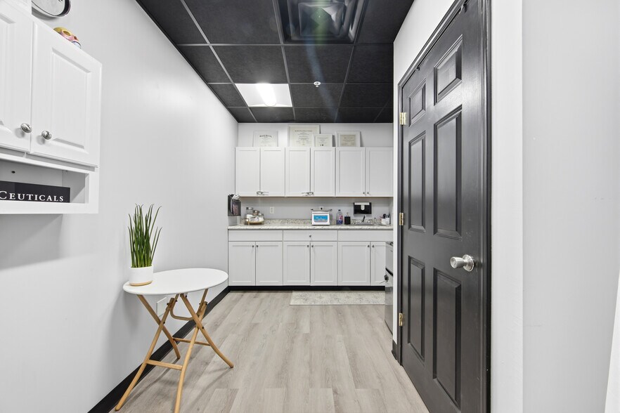 More Photos Of 80 Stonington Rd, Mystic Unknown For Lease
