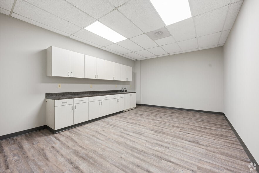 More Photos Of 1275 Kennestone Cir, Marietta Unknown For Lease