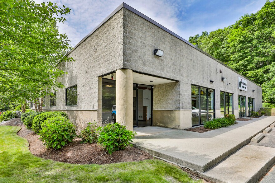 More Photos Of 141 Summit St, Peabody Freestanding For Lease