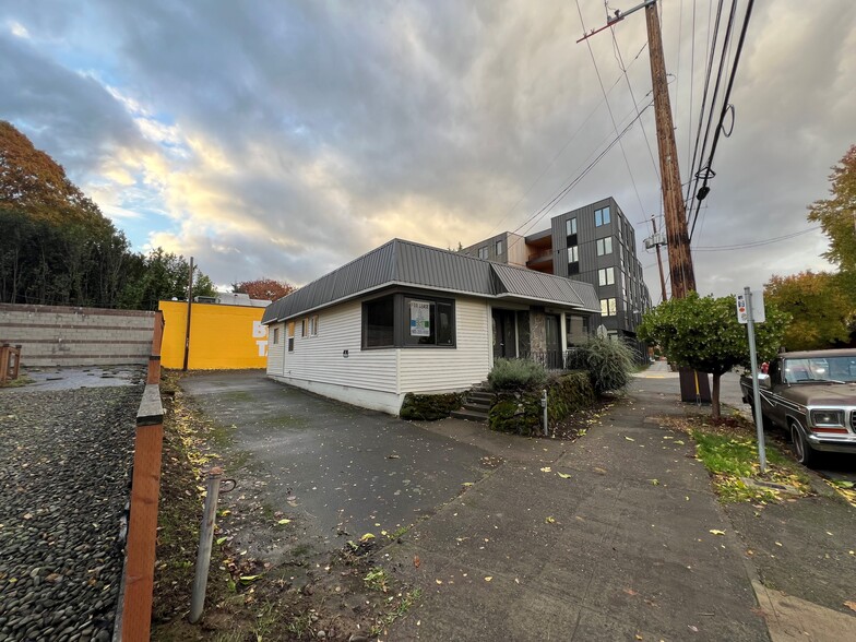 Primary Photo Of 4305-4307 SE Milwaukie Ave, Portland Medical For Lease