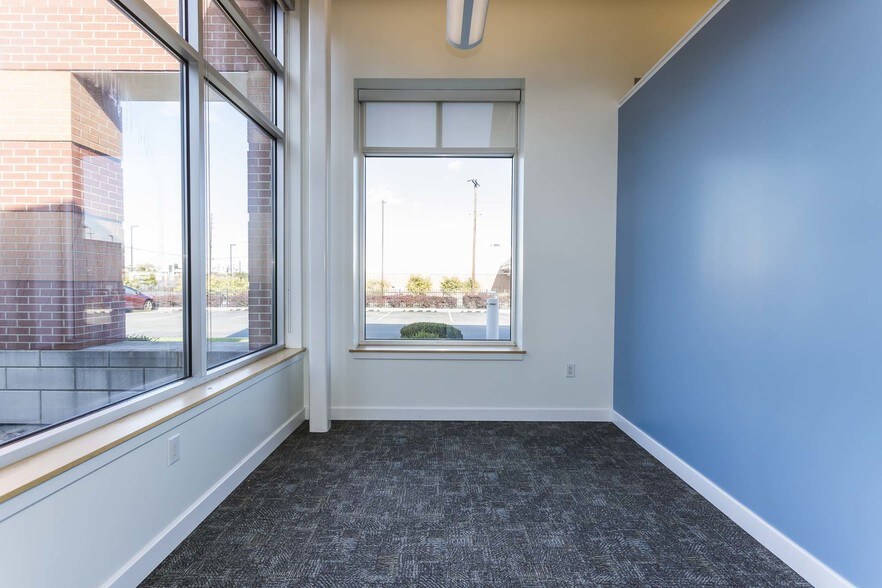 More Photos Of 900 Spring St, Jeffersonville Medical For Lease