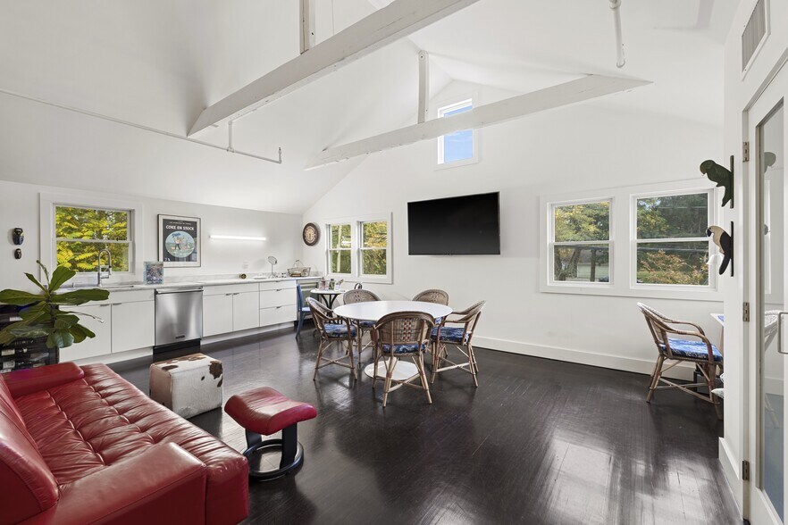 More Photos Of 1970 Montauk Hwy, Bridgehampton Restaurant For Sale