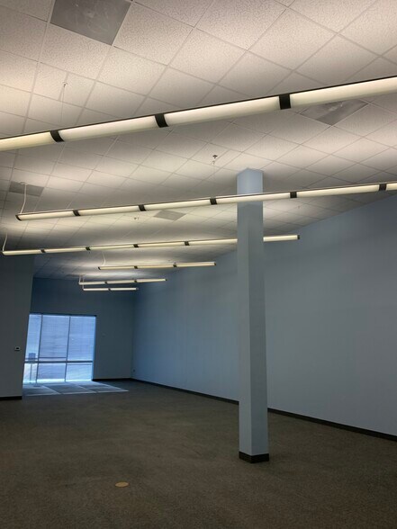 More Photos Of 1955 Lakeway Dr, Lewisville Showroom For Lease