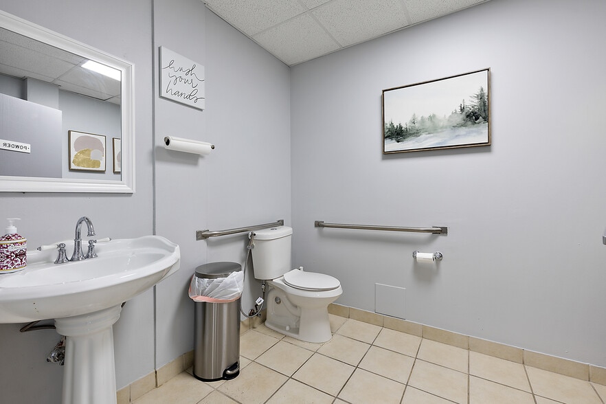 More Photos Of 749 W 9 Mile Rd, Ferndale Freestanding For Lease