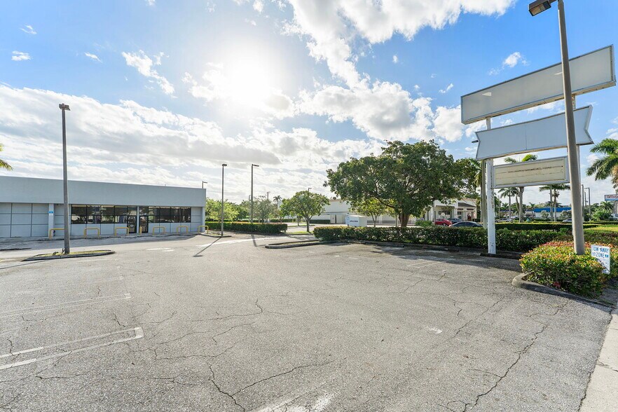 More Photos Of 3156 S Congress Ave, Palm Springs General Retail For Sale