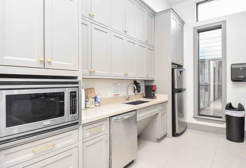 More Photos Of 8703 Meadowcroft Dr, Houston Medical For Sale