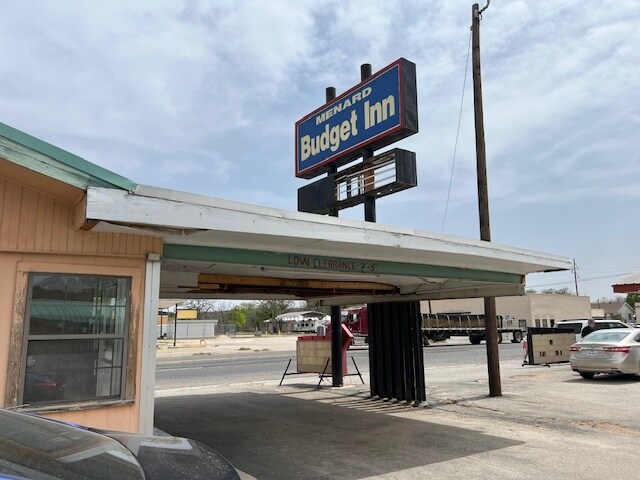 More Photos Of 208 S Ellis St, Menard Hotel For Sale