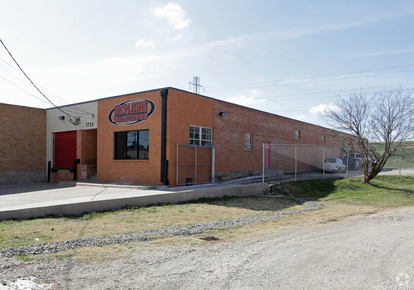 More Photos Of 1725 E Levee St, Dallas Distribution For Lease