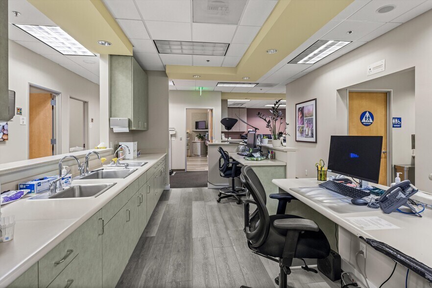 More Photos Of 27871 Smyth Dr, Santa Clarita Medical For Sale