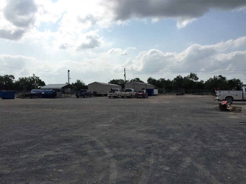 More Photos Of 211 Fm 1581, Pearsall Warehouse For Lease
