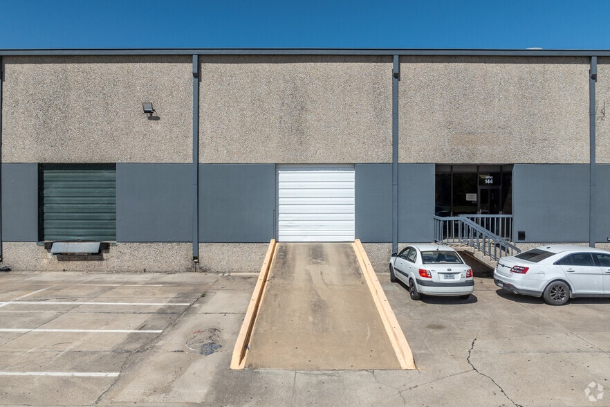 More Photos Of 12750 Perimeter Dr, Dallas Distribution For Lease