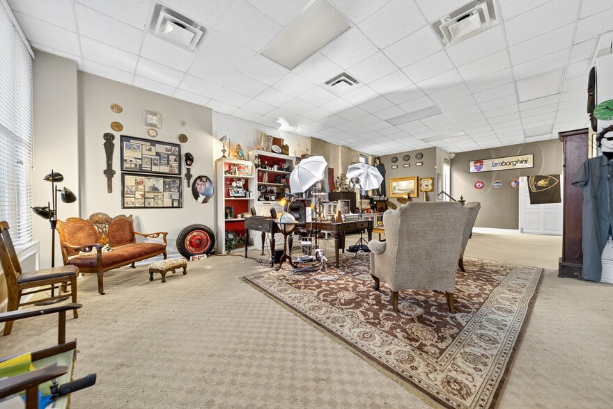 More Photos Of 109 7th Ave E, Springfield Flex For Sale