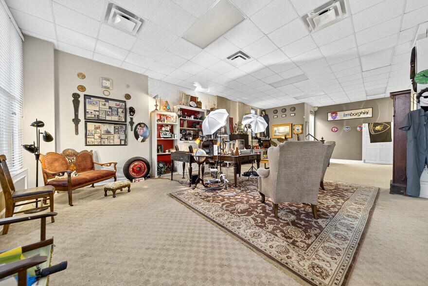 More Photos Of 109 7th Ave E, Springfield Flex For Sale