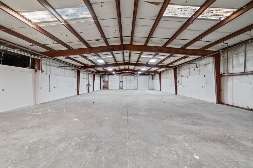 More Photos Of 1511 Commercial Ct, Jonesboro Warehouse For Sale