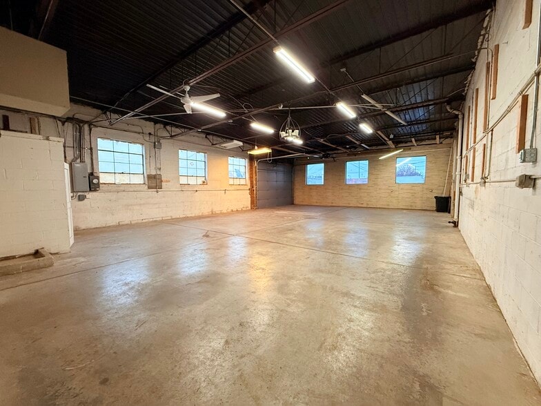 More Photos Of 7120 Chase Rd, Dearborn Flex For Lease