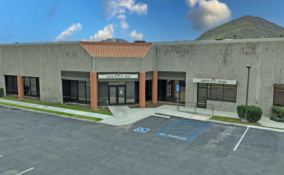 More Photos Of 1405 Spruce St, Riverside Light Distribution For Sale