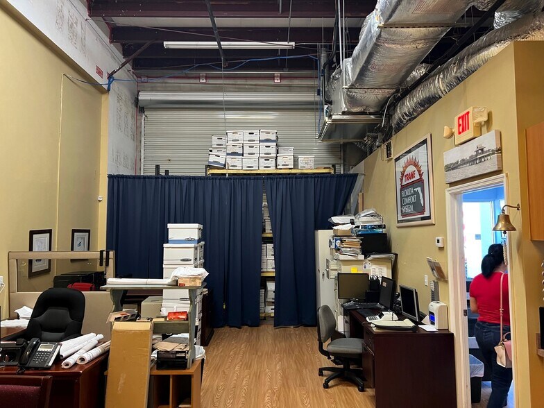 More Photos Of 3945 Tollhouse Dr, Naples Warehouse For Lease