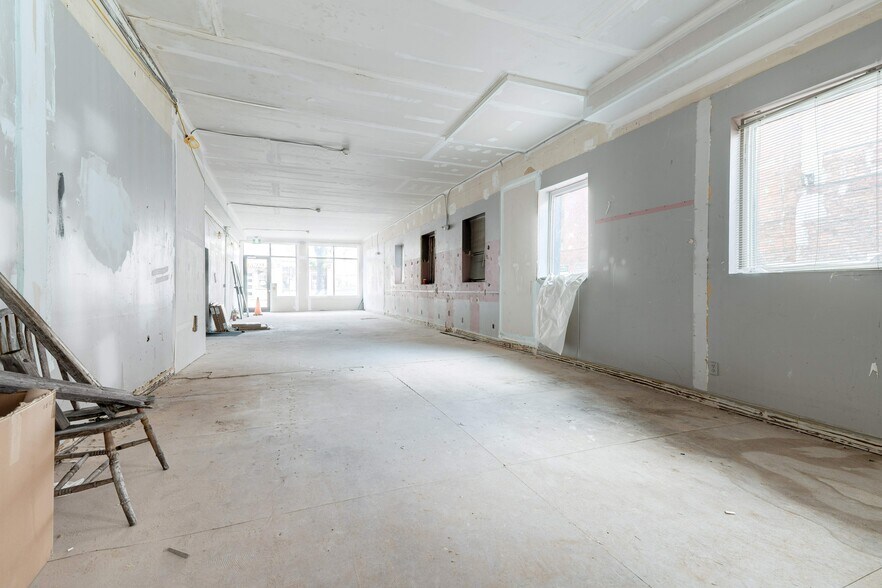 More Photos Of 90 John St S, Hamilton Storefront Retail Residential For Lease