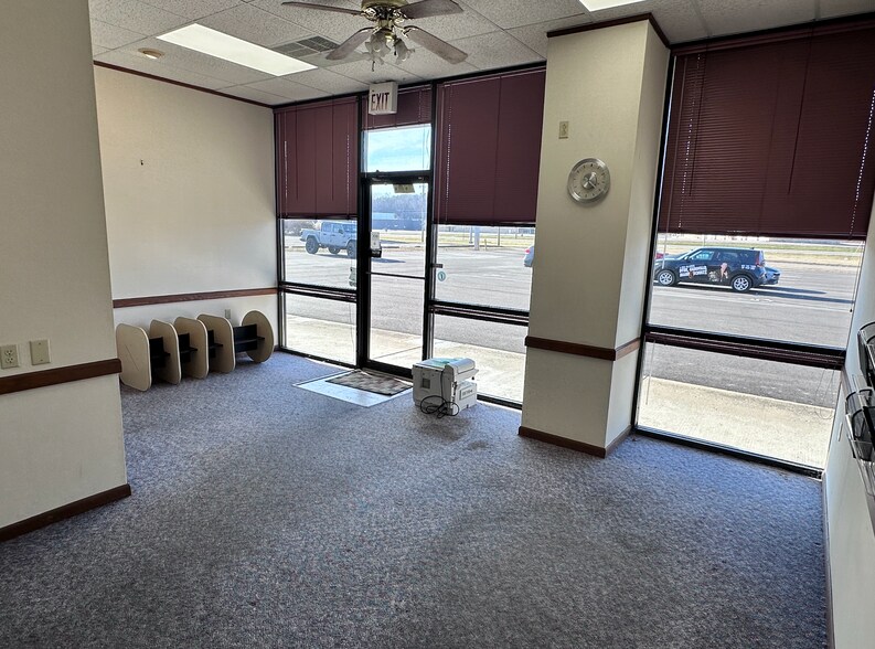 More Photos Of 1660-1728 Valley Loop Rd, Springfield Storefront Retail Office For Lease