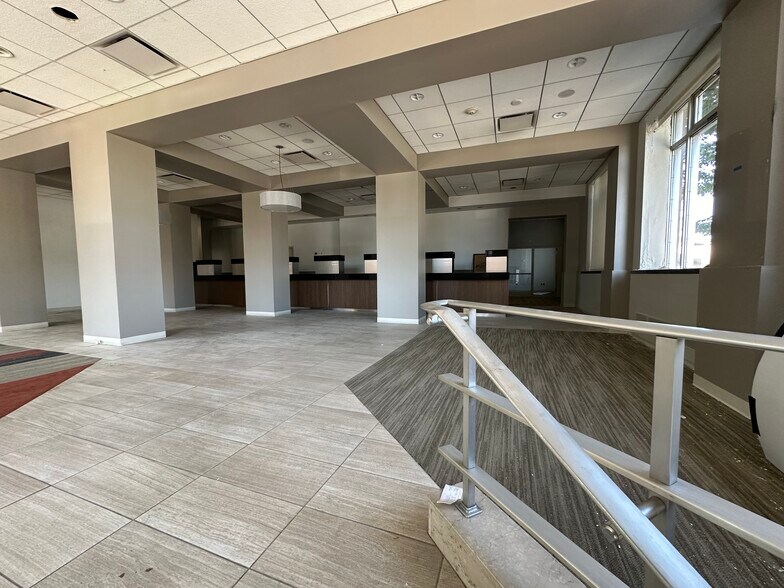 More Photos Of 1291 Paterson Plank Rd, Secaucus Bank For Lease