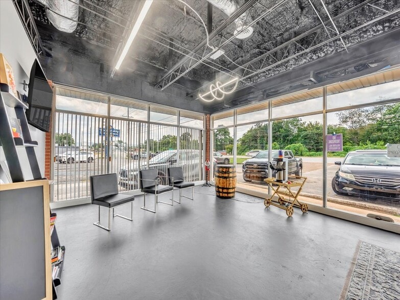 More Photos Of 3010 University Dr NW, Huntsville Showroom For Sale