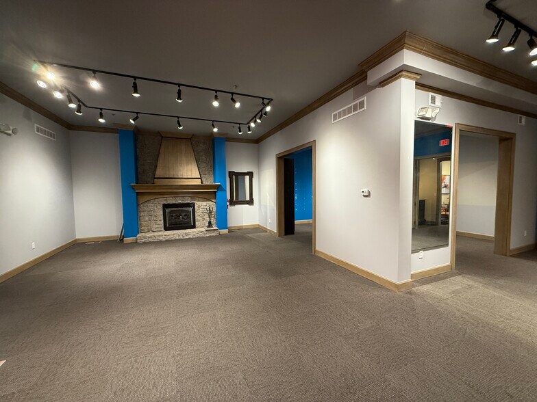 More Photos Of 207 SE Third St, Lee's Summit General Retail For Lease