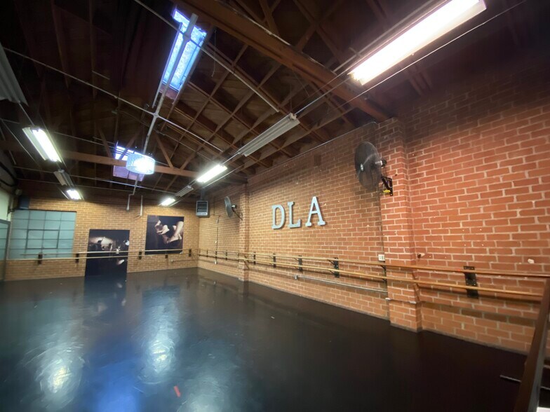 More Photos Of 8557 Higuera St, Culver City Light Distribution For Lease