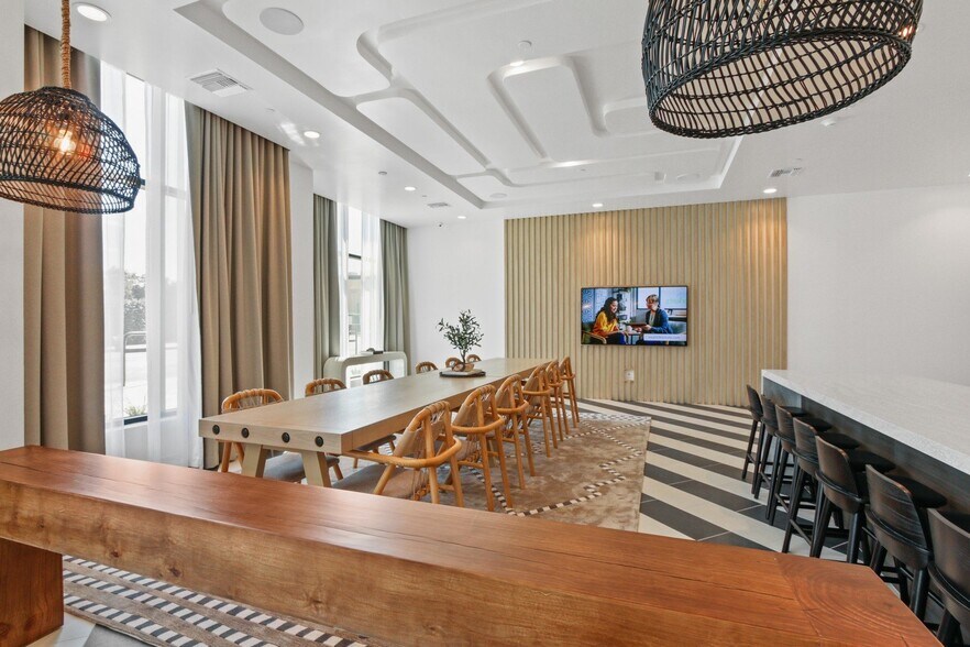 More Photos Of 200 N Vermont Ave, Los Angeles Apartments For Lease