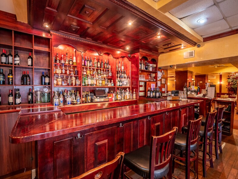 More Photos Of 4358 Victory Blvd, Staten Island Storefront Retail Residential For Lease