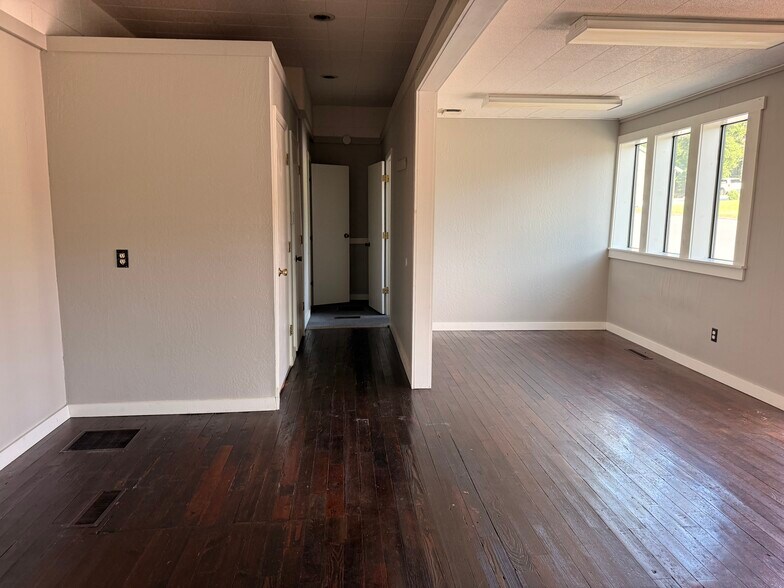 More Photos Of 117 60 Highway, Granby Service For Lease