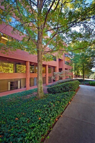 More Photos Of 975 Johnson Ferry Rd NE, Atlanta Medical For Lease