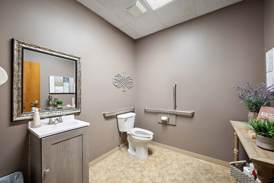 More Photos Of 325-337 NW Northdale Blvd, Coon Rapids Freestanding For Sale