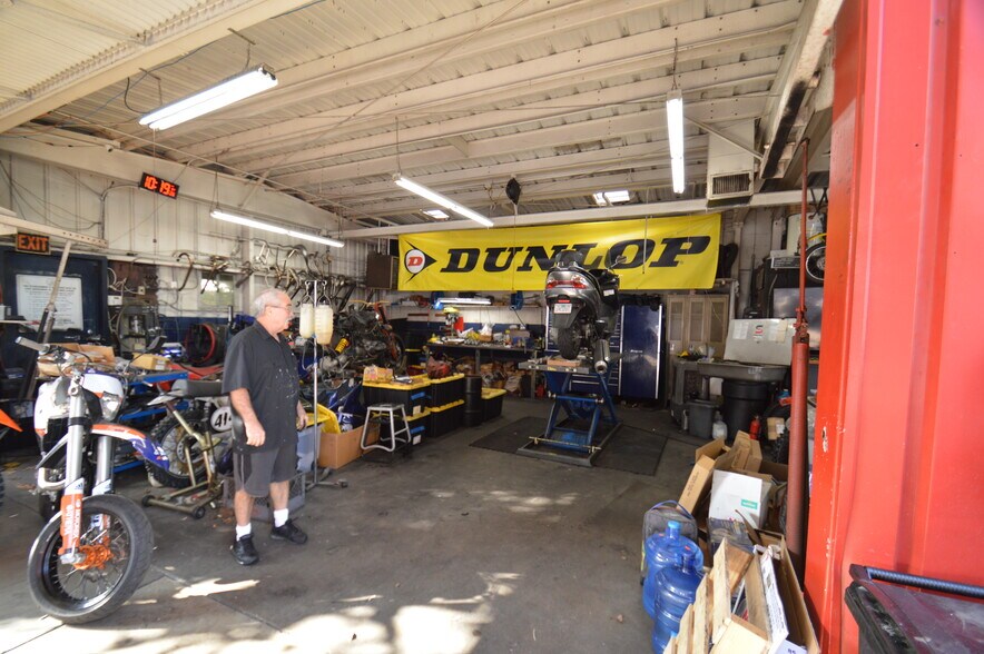 More Photos Of 420 W Broadway, Glendale Auto Repair For Sale