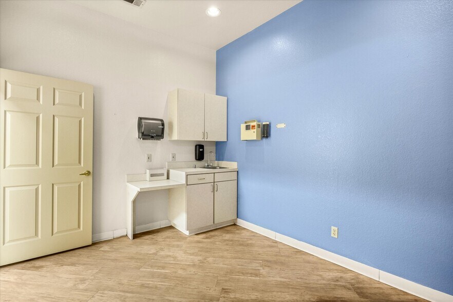 More Photos Of 1305 Paluxy Rd, Granbury Medical For Sale