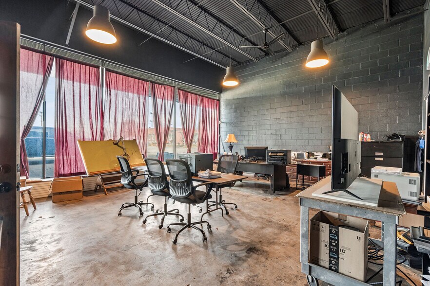 More Photos Of 1111-1115 Donelson Ave, Old Hickory Showroom For Lease