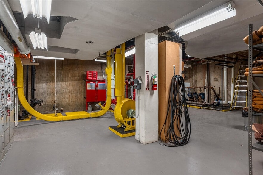 More Photos Of 400 Texas St, Shreveport Office For Sale
