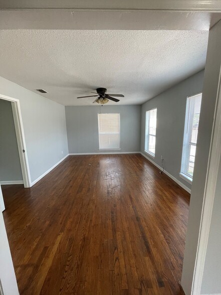 More Photos Of 1612 E Belt Line Rd, Carrollton Office For Sale